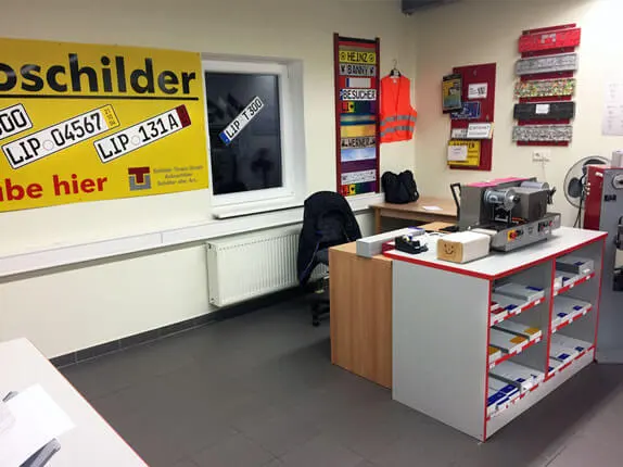 Innenansicht vom Schilderpartner für Autoschilder Tönjes in Barntrup Innenansicht vom Schilderpartner für Autoschilder Tönjes in Barntrup