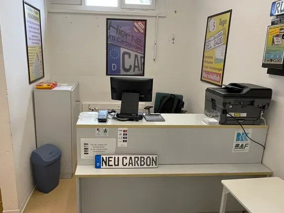 Innenansicht vom Kooperationspartner von Schilderdienst STK in Bergen auf Rügen in der Kfz-Zulassungsstelle