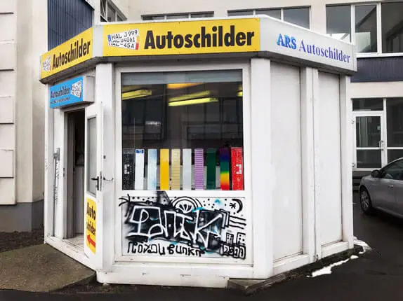 Außenansicht vom Kooperationspartner vom Auto Reflex Schilderdienst in Halle