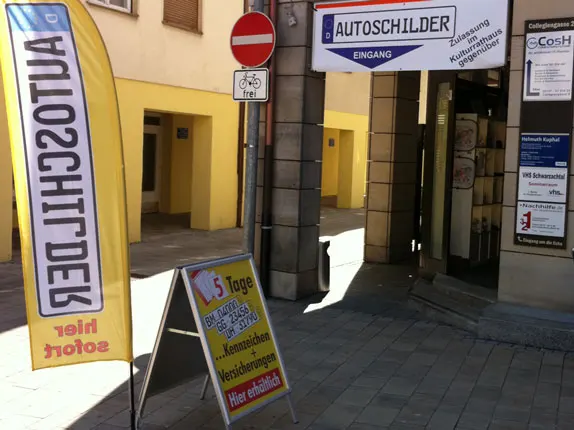 Außenansicht vom Kooperationspartner für Autoschilder bei Schilder Tönjes in Altdorf bei Nürnberg