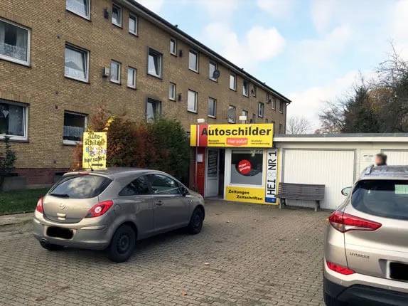 Außenansicht vom Kooperationspartner für Autoschilder bei Schilder Tönjes in Heide