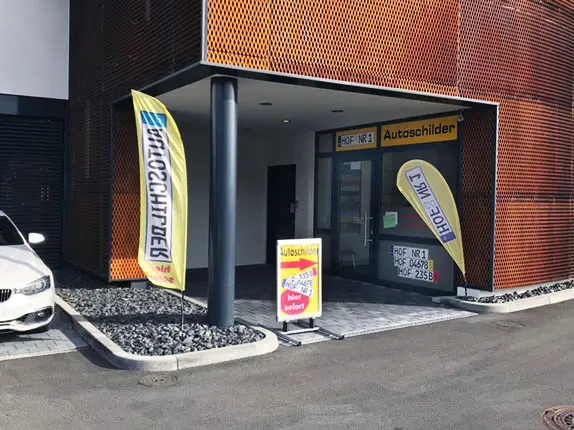 Außenansicht vom Kooperationspartner für Autoschilder bei Schilder Tönjes in Hof