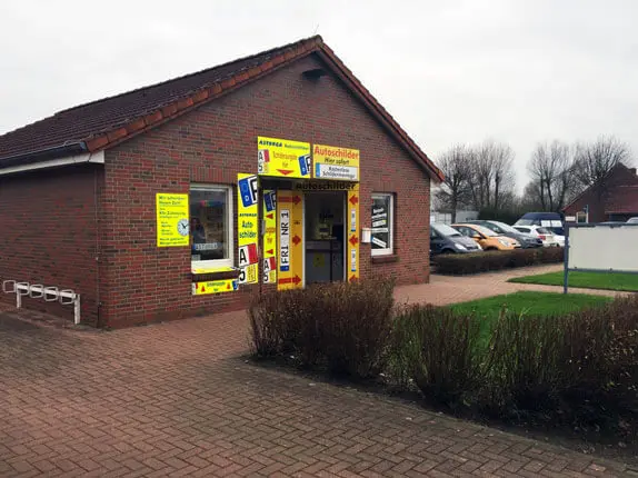 Außenansicht vom Kooperationspartner für Autoschilder bei Schilder Tönjes in Jever