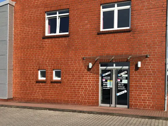 Außenansicht vom Kooperationspartner für Autoschilder bei Schilder Tönjes in Norden