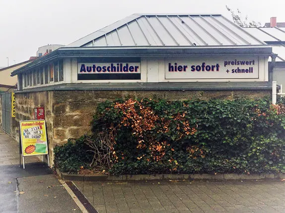 Außenansicht vom Kooperationspartner für Autoschilder bei Schilder Tönjes in Bamberg