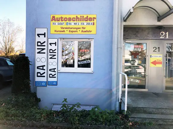 Außenansicht vom Kooperationspartner für Autoschilder bei Schilder Tönjes in Bühl