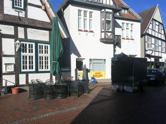 Außenansicht vom Kooperationspartner für Autoschilder bei Schilder Tönjes in Quakenbrück